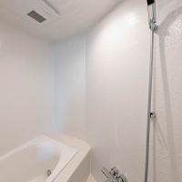 東京都昭島市東町の売買物件/浴室は三角の形をうまく生かせるよう、在来工法でつくられています。浴室乾燥・追いだきつき