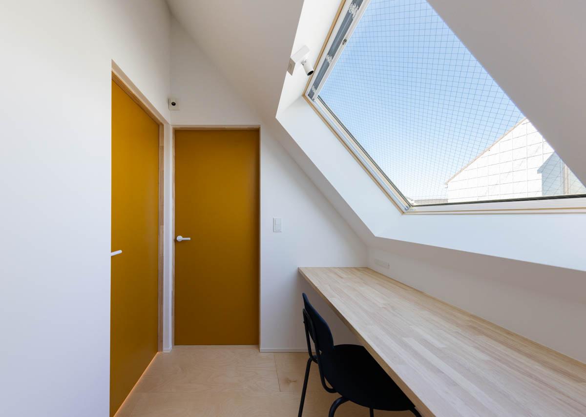 東京都昭島市東町の売買物件/3階に階段ホールにワークスペース。東向きの大きな天窓が開放的で明るい空間