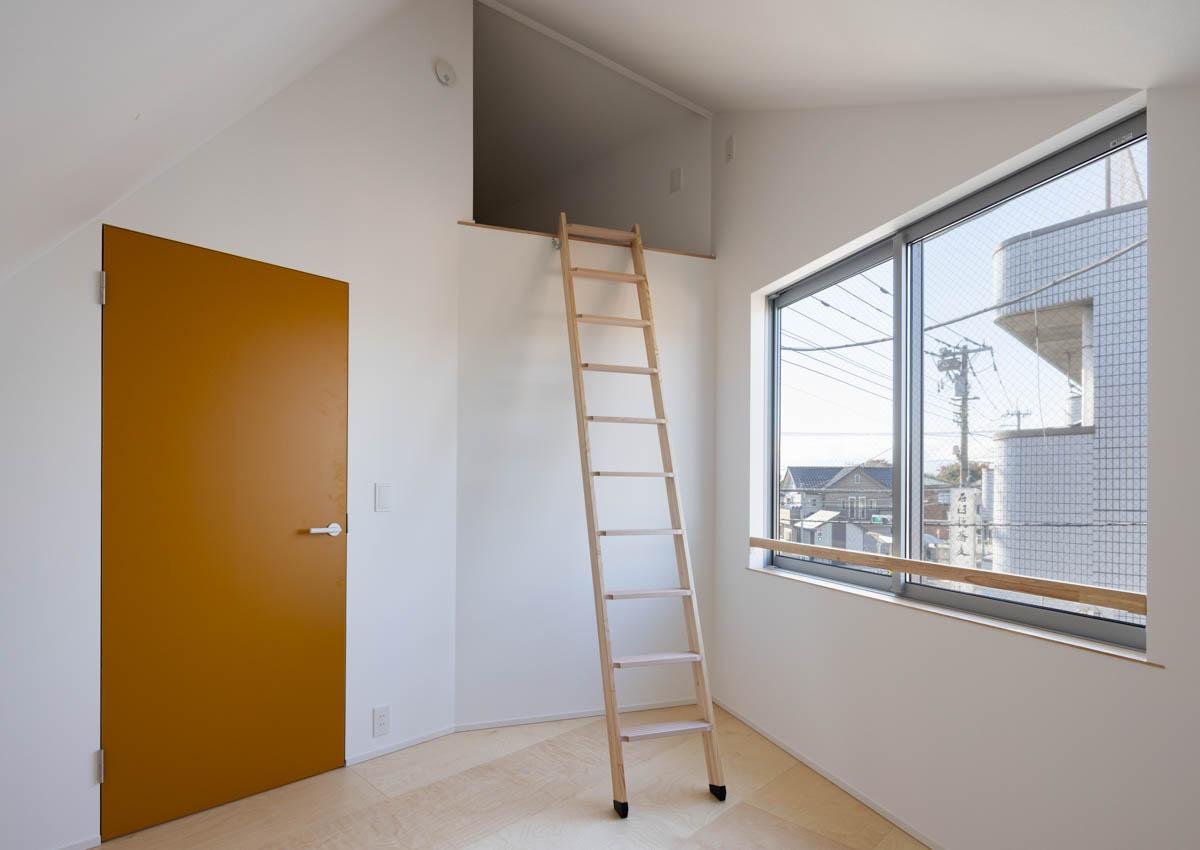 東京都昭島市東町の売買物件/3階の主寝室。勾配天井で一番高い部分が約3.5mで、ロフトスペースがつくられています