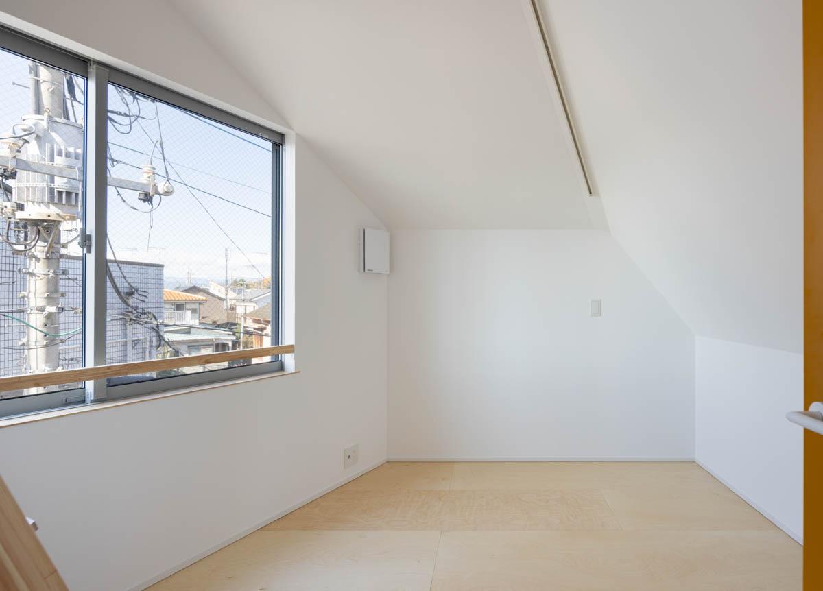 東京都昭島市東町の売買物件/勾配天井で変形の間取り、ダブルベットが置ける広さ。突き当たり壁を収納スペースに工夫できるかも