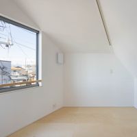 東京都昭島市東町の売買物件/勾配天井で変形の間取り、ダブルベットが置ける広さ。突き当たり壁を収納スペースに工夫できるかも