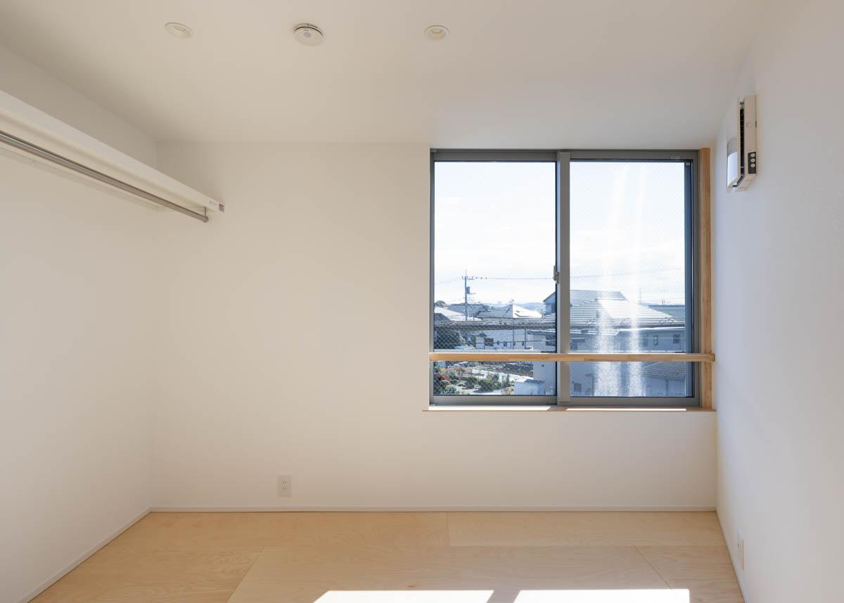 東京都昭島市東町の売買物件/こちらは約4.8帖の洋室。南東向きの窓で朝日が気持ちよく入る