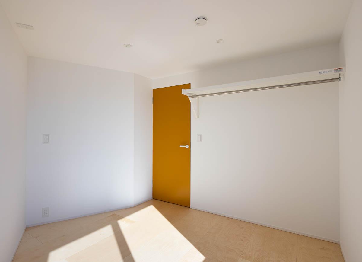 東京都昭島市東町の売買物件/こちらの方がしっかり洋服が掛けられます。ベッドはセミダブルサイズが置ける