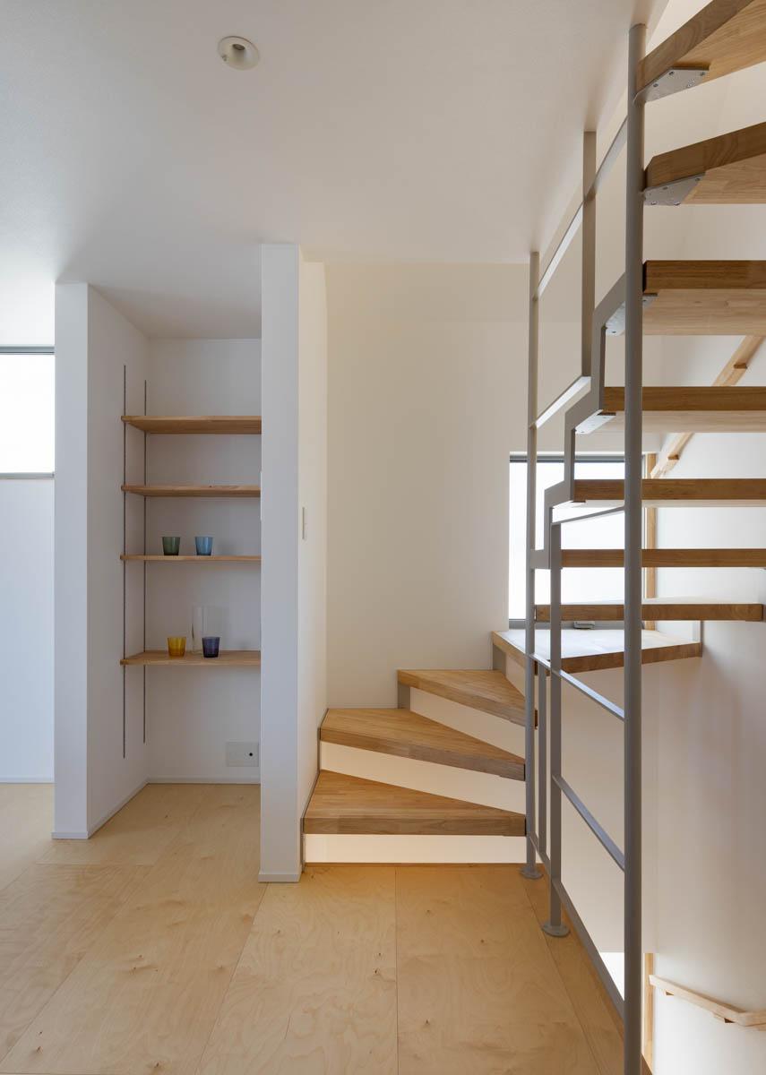 東京都昭島市東町の売買物件/光を下すような階段も素敵