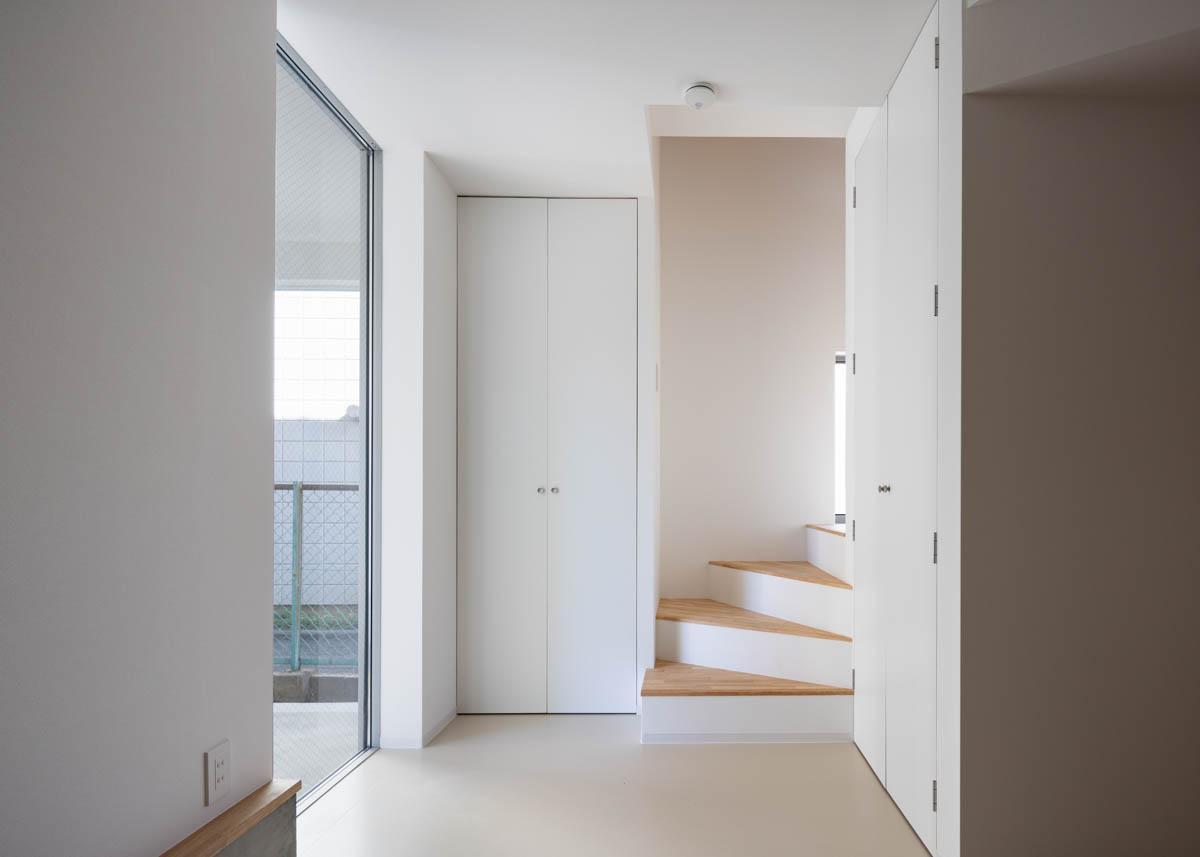 東京都昭島市東町の売買物件/1階にはシューズクロークの他にも収納スペースが2ヶ所