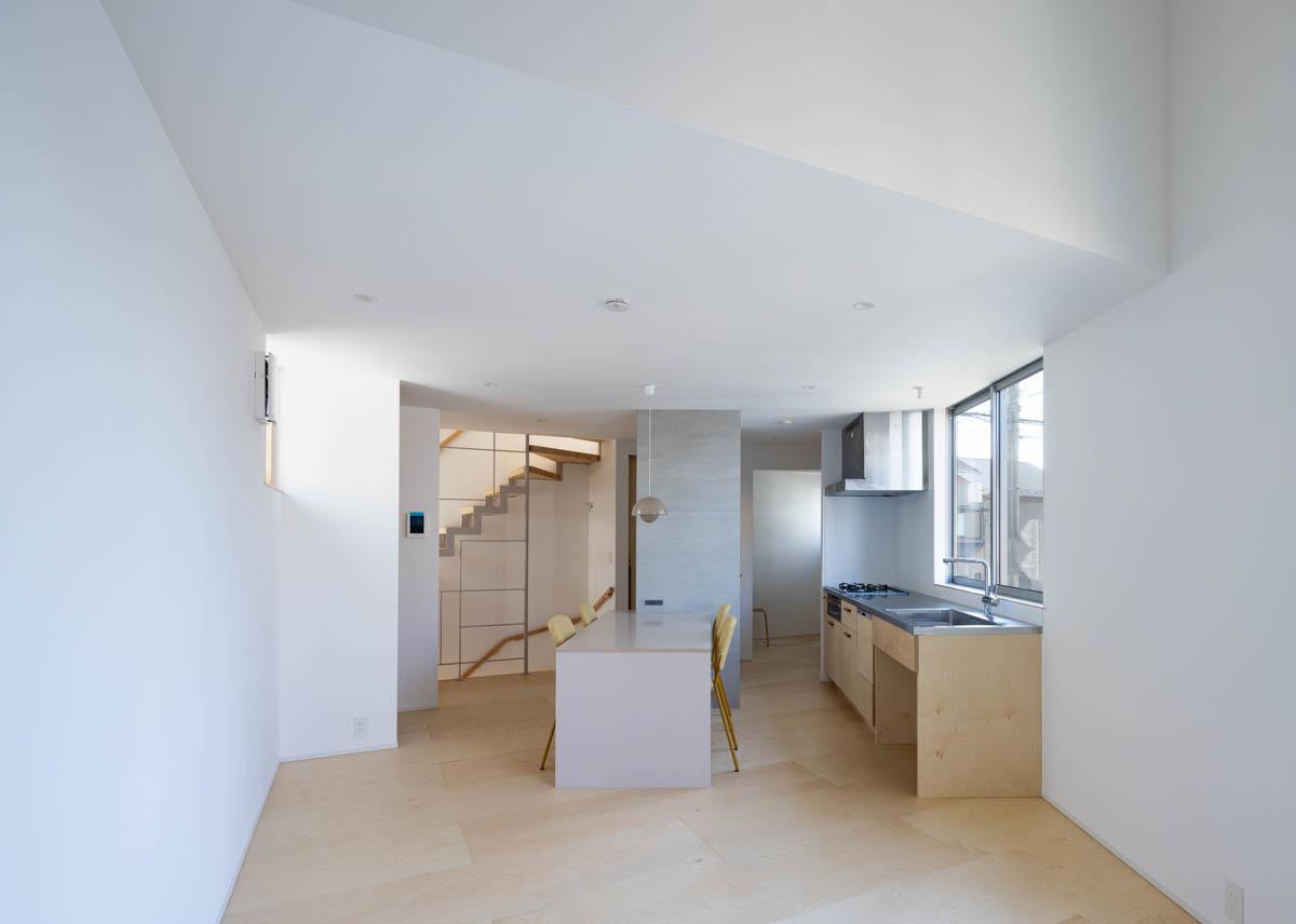 東京都昭島市東町の売買物件/ダイニング側を見て。リビング側は天井が高く吹き抜けていて、一番高いところで3mほどの高さです