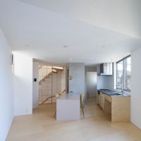 東京都昭島市東町の売買物件/ダイニング側を見て。リビング側は天井が高く吹き抜けていて、一番高いところで3mほどの高さです