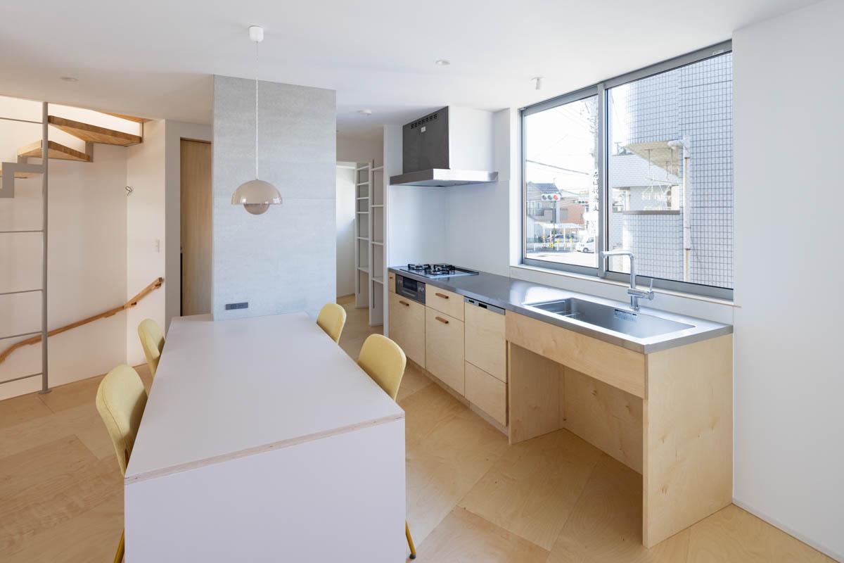 東京都昭島市東町の売買物件/キッチンには食洗機が。ダイニング脇の柱のように見える場所は冷蔵庫置き場。リビングから見えないように工夫されています