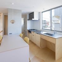 東京都昭島市東町の売買物件/キッチンには食洗機が。ダイニング脇の柱のように見える場所は冷蔵庫置き場。リビングから見えないように工夫されています