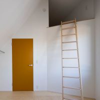 東京都昭島市東町の売買物件/約5.6帖の主寝室。扉の脇のハンガーパイプが洋服掛け。クローゼットはないので工夫が必要