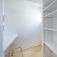 東京都昭島市東町の売買物件/キッチン奥にはパントリー