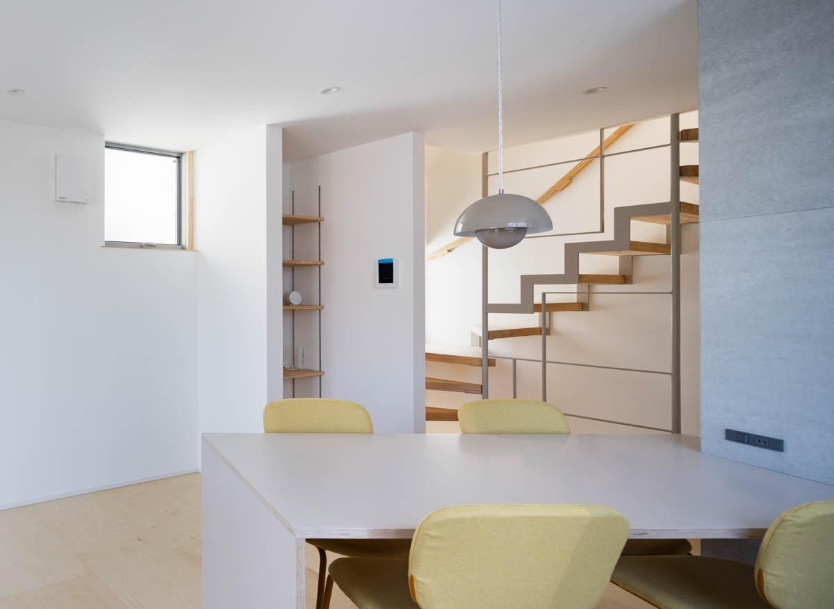 東京都昭島市東町の売買物件/階段のデザインもかわいいです