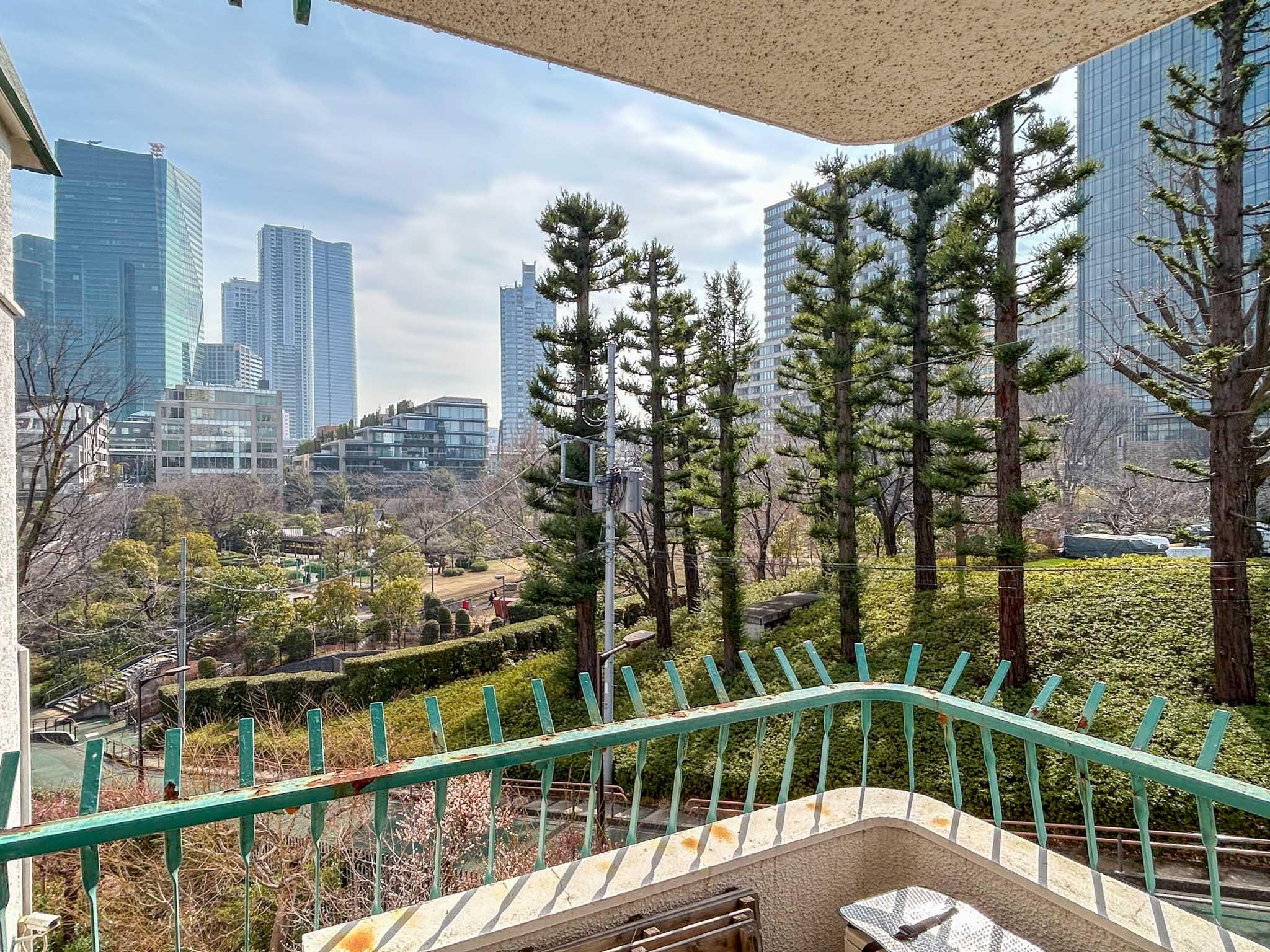 港区赤坂の賃貸物件/建物の隣にあるのは「檜町公園」。遠くから楽しそうに遊ぶ子供の声が聞こえます