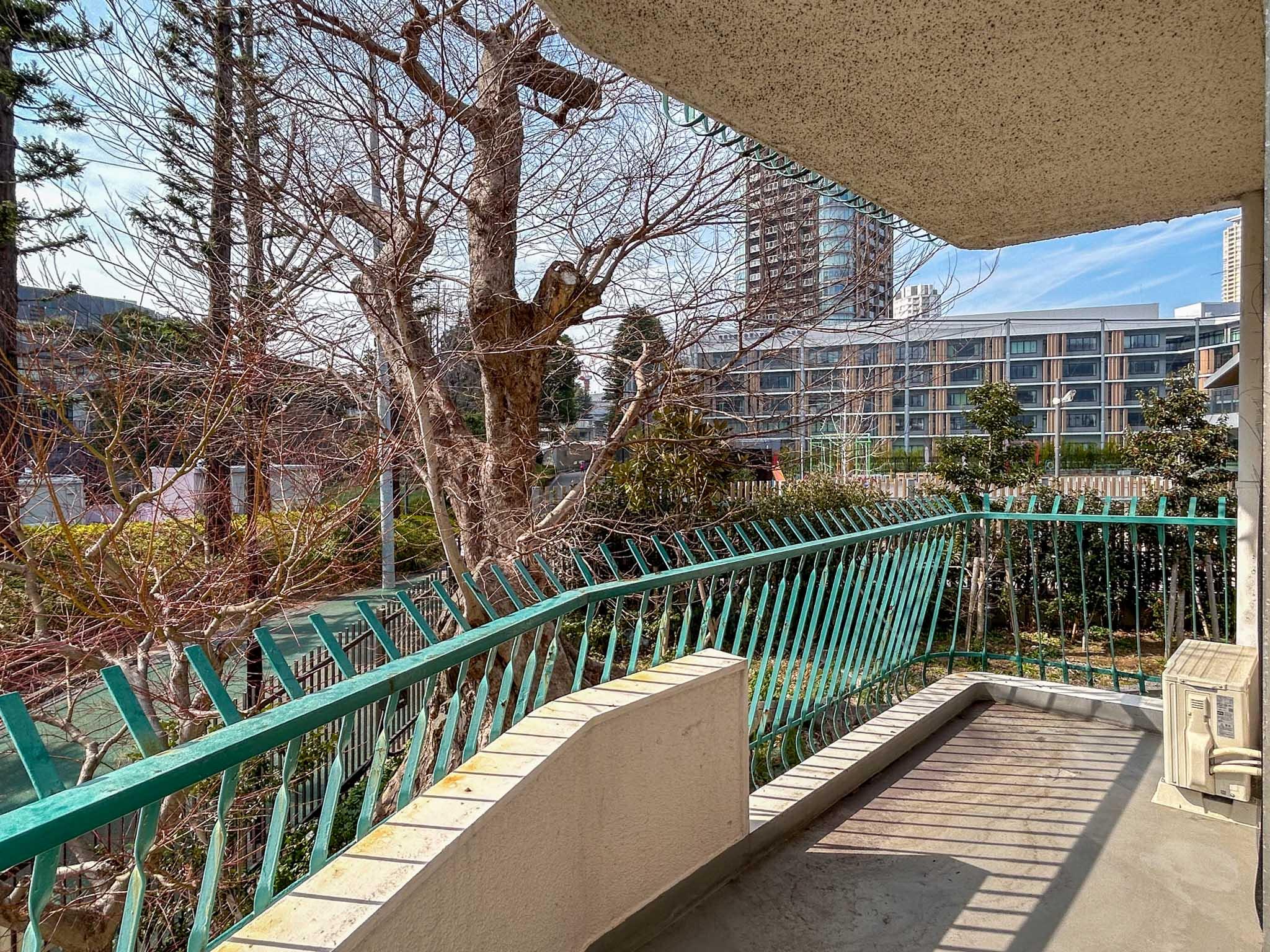 港区赤坂の賃貸物件/南西側のベランダ。目の前に大きな樹木があるので、季節によっては迫りくる緑が楽しめそう