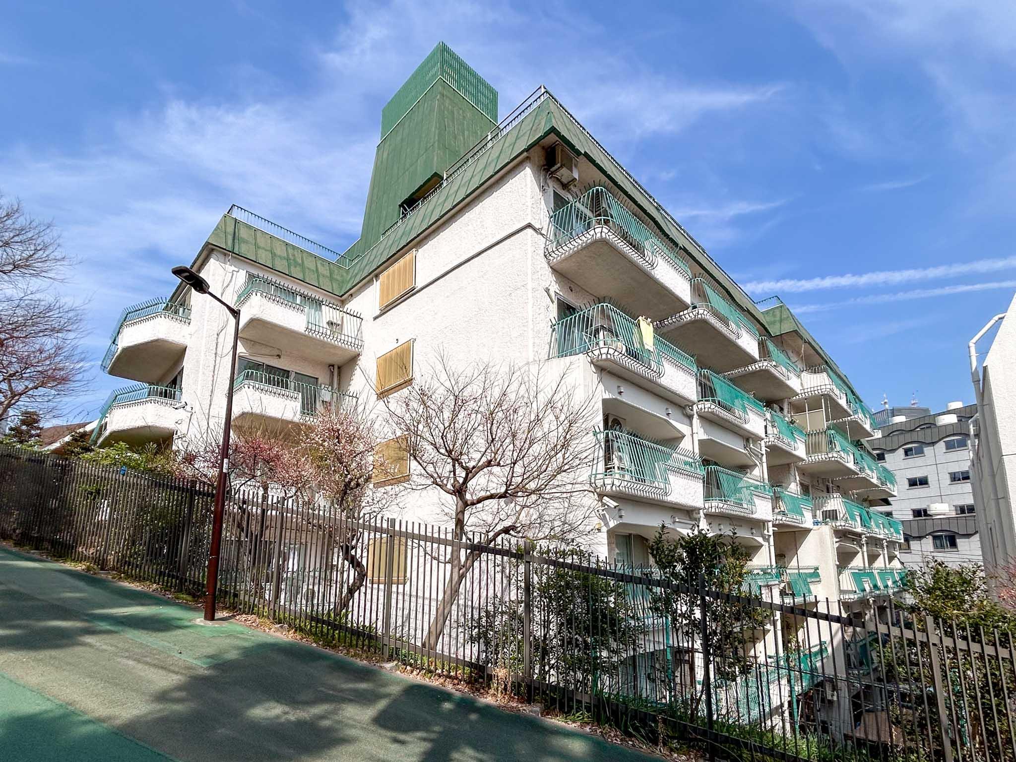 港区赤坂の賃貸物件/周りの環境になじむ、緑色が印象的なレトロマンション