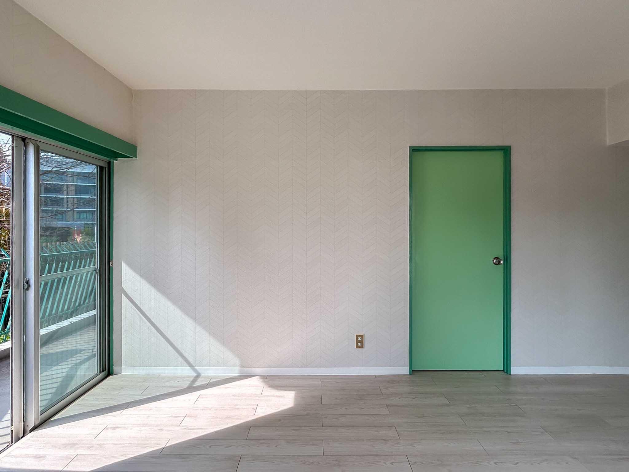 港区赤坂の賃貸物件/洋室側をみる。建具はすべて緑色です