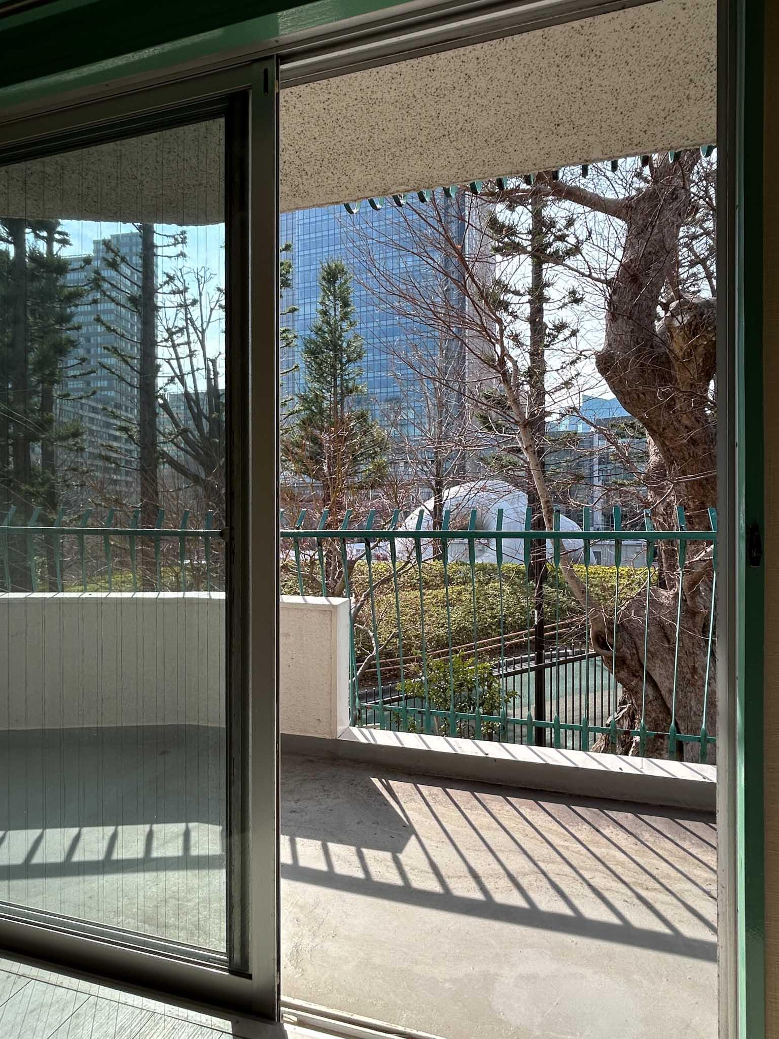 港区赤坂の賃貸物件/ベランダ。南西側のベランダも少し広め