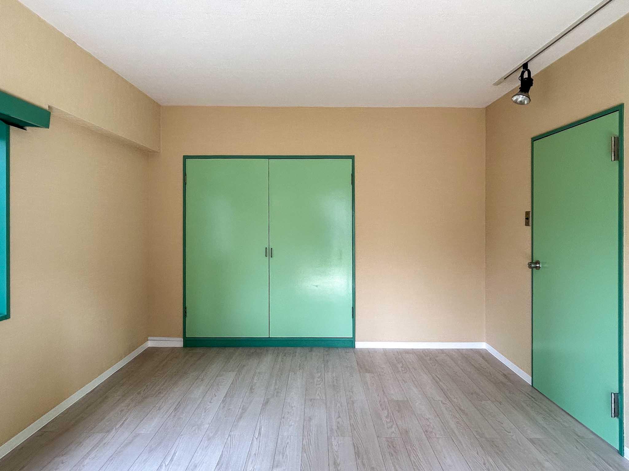 港区赤坂の賃貸物件/洋室。照明は壁際のライティングレールを使用