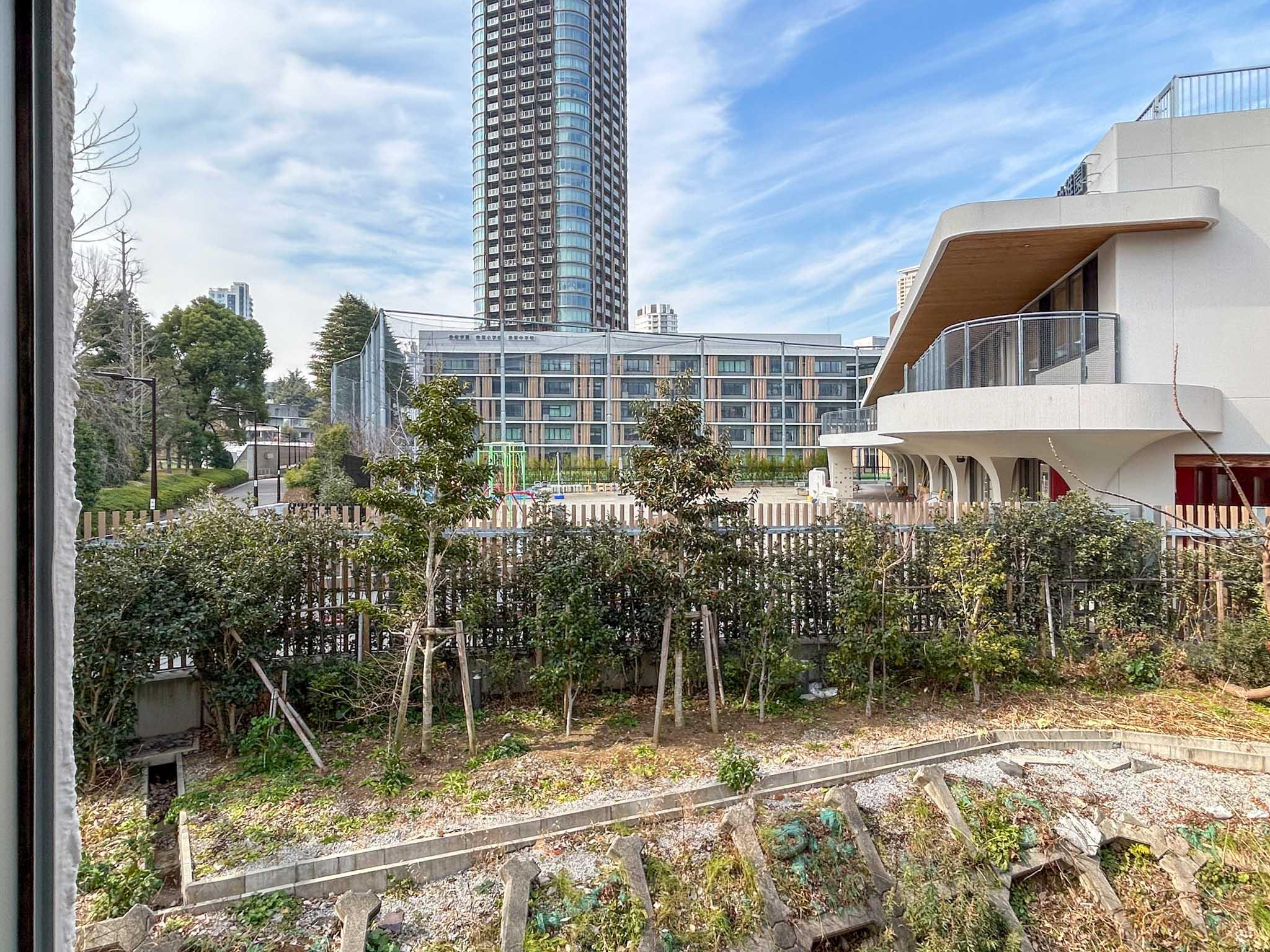 港区赤坂の賃貸物件/北西側の腰窓からの景色。すぐ近くに幼稚園があります