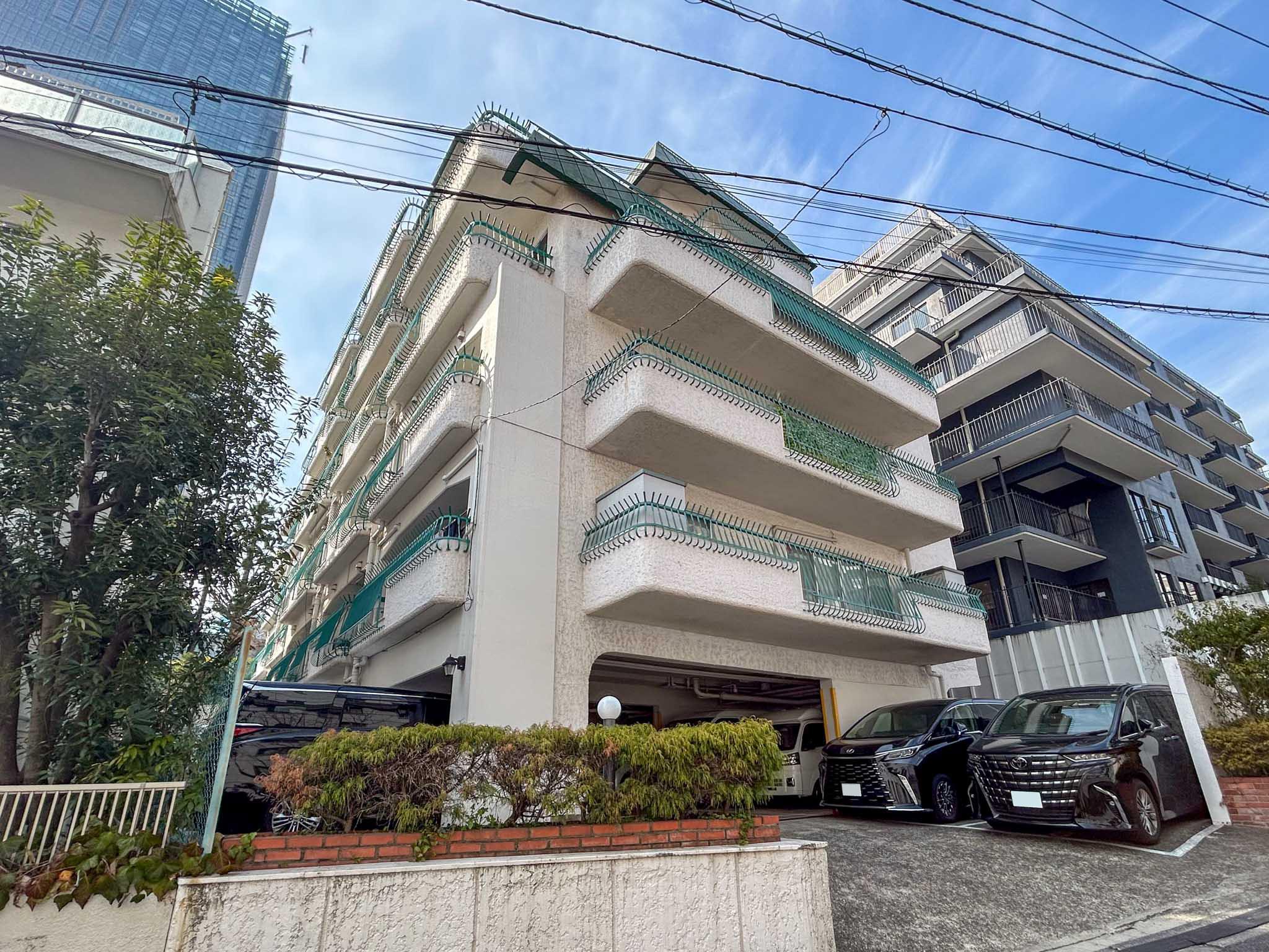 港区赤坂の賃貸物件/エントランス側からみる外観