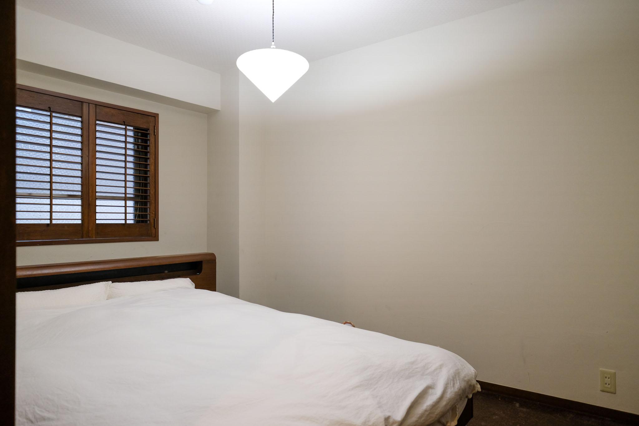 東京都世田谷区梅丘の売買物件/地下1階の寝室は約6畳。珪藻土の壁が湿気を調整し、快適な眠りを