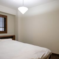 東京都世田谷区梅丘の売買物件/地下1階の寝室は約6畳。珪藻土の壁が湿気を調整し、快適な眠りを