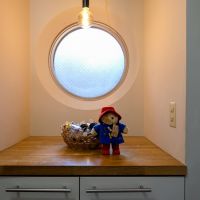 東京都世田谷区梅丘の売買物件/玄関の丸窓から光が差し込む。地下とは思えない明るさ