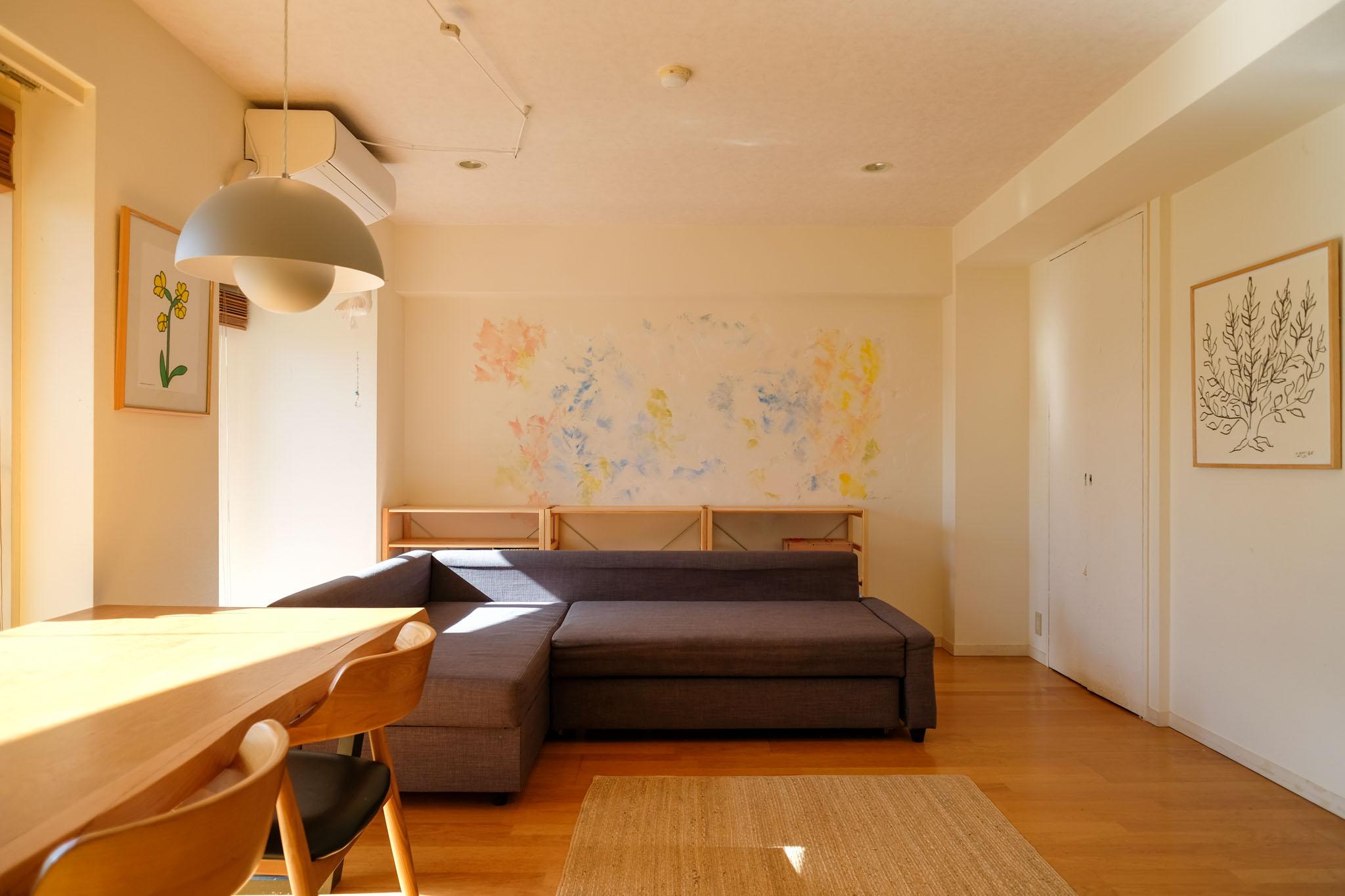 東京都世田谷区梅丘の売買物件/淡い色彩のアクセントウォール。アーティストが壁紙に直接描いた作品が空間に彩りを添える