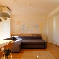 東京都世田谷区梅丘の売買物件/淡い色彩のアクセントウォール。アーティストが壁紙に直接描いた作品が空間に彩りを添える