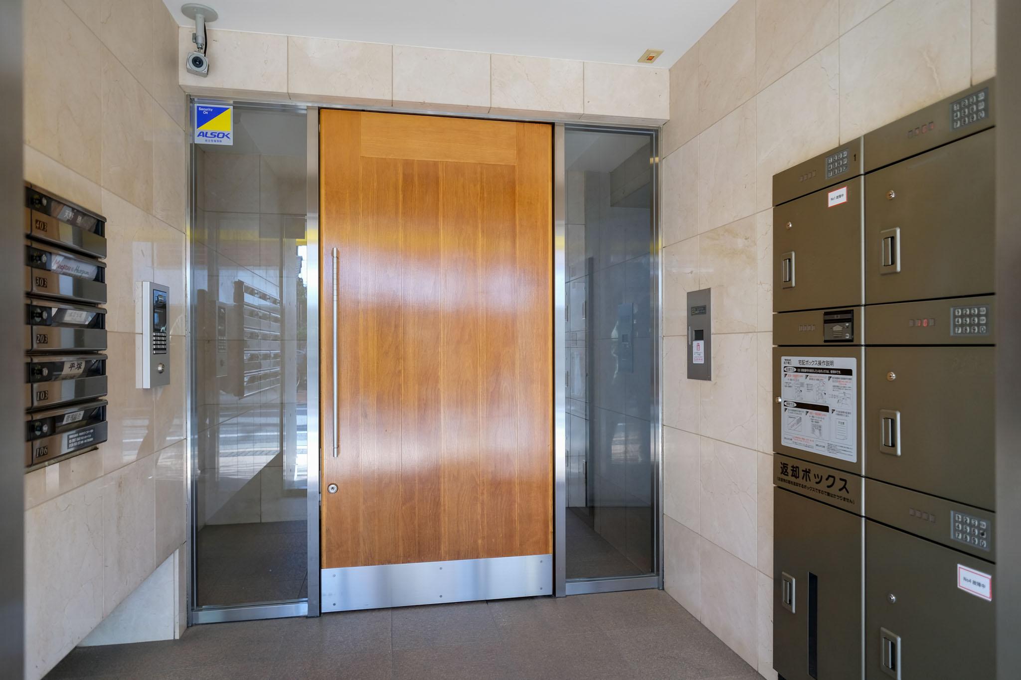 東京都世田谷区梅丘の売買物件/オートロック付きエントランス。宅配ボックス完備で、留守も安心