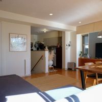 東京都世田谷区梅丘の売買物件/たくさんの窓から光と風が気持ちよく通り抜ける。家族が自然と集まるリビング