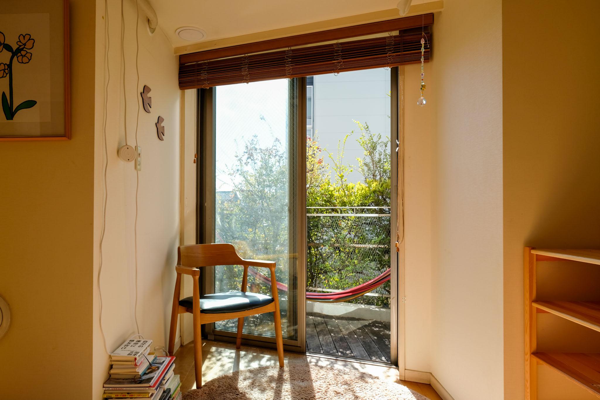 東京都世田谷区梅丘の売買物件/デッキが張られた、もう一つのバルコニーには小さなハンモック。昼寝も読書も、のんびり楽しめそう