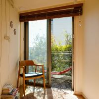 東京都世田谷区梅丘の売買物件/デッキが張られた、もう一つのバルコニーには小さなハンモック。昼寝も読書も、のんびり楽しめそう