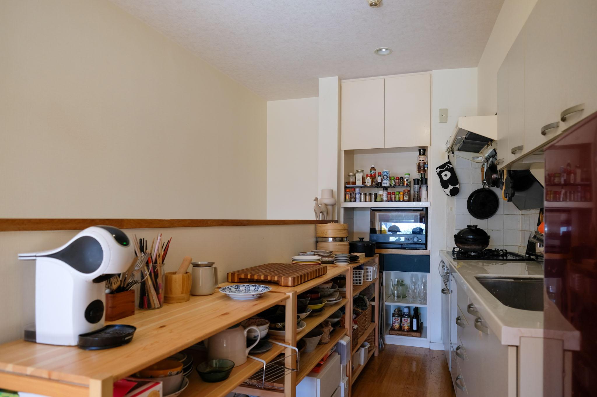 東京都世田谷区梅丘の売買物件/白を基調とした使いやすそうなキッチン。オープン棚に器を並べて、自分好みに編集してもらえたら