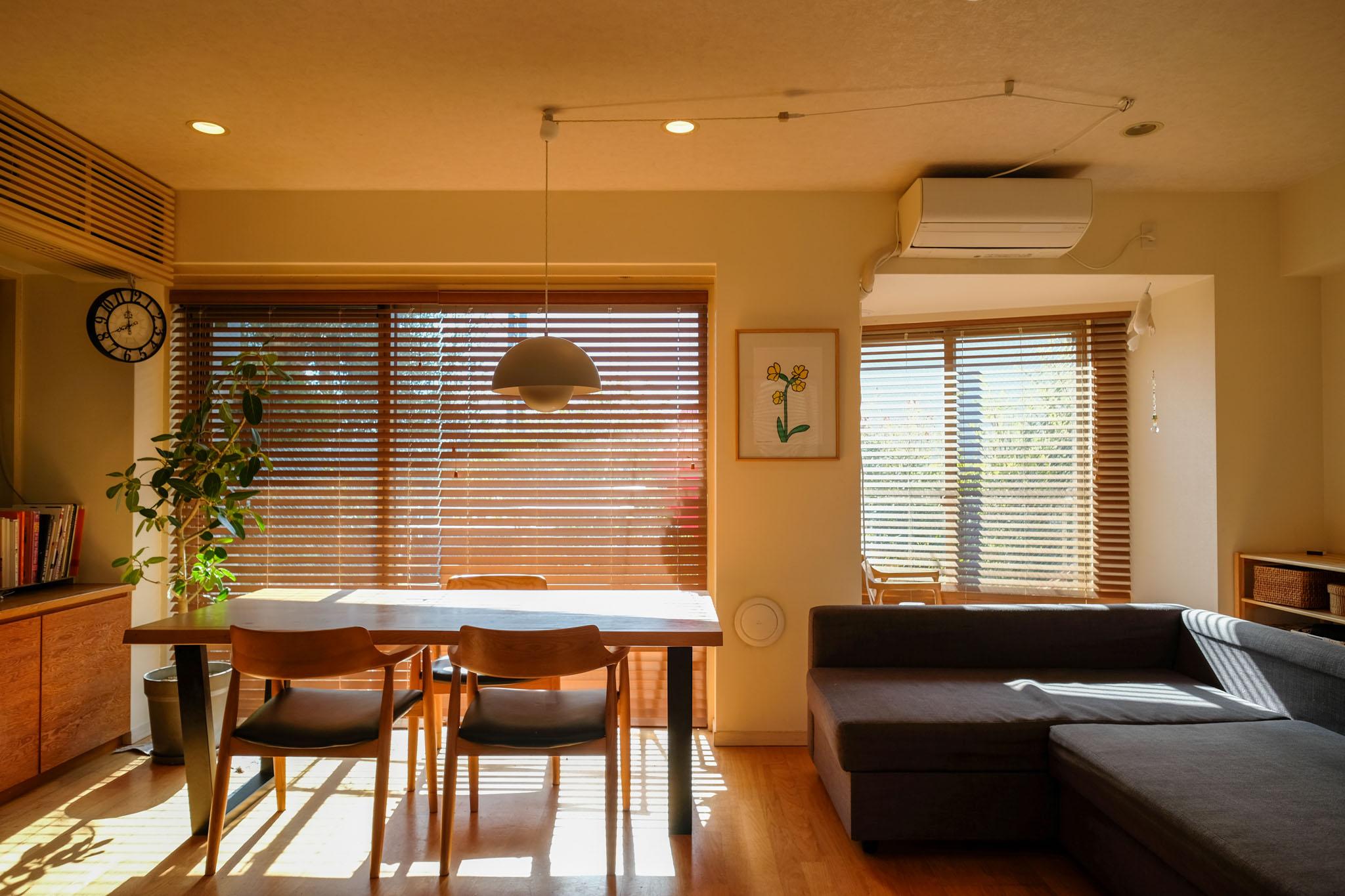 東京都世田谷区梅丘の売買物件/約20畳の広々LDK。ブラインド越しに柔らかな光が踊る