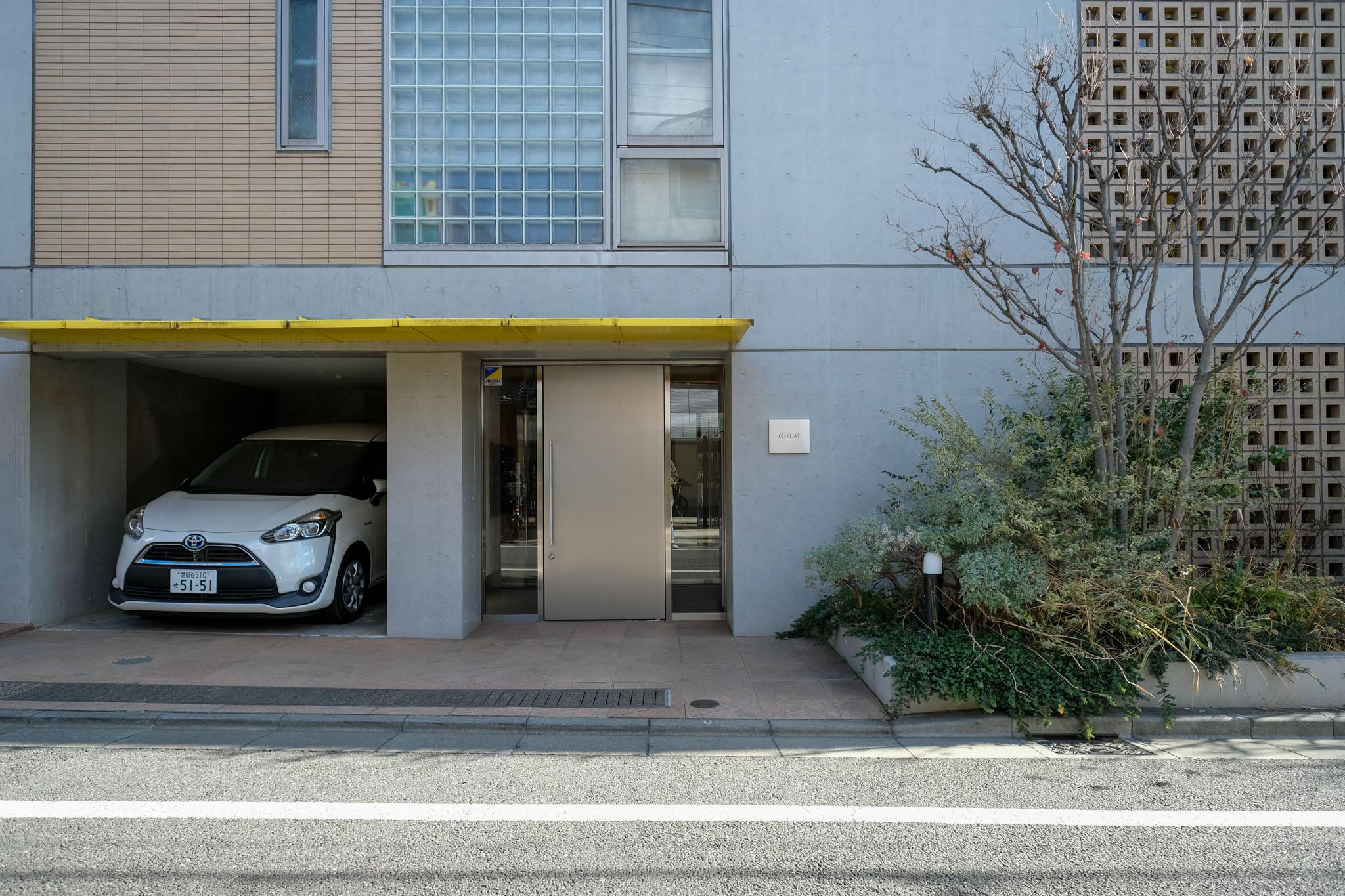 東京都世田谷区梅丘の売買物件/エントランス正面。コーポラティブならではの個性を楽しめる