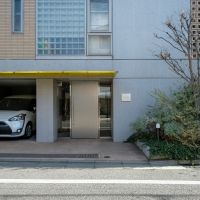 東京都世田谷区梅丘の売買物件/エントランス正面。コーポラティブならではの個性を楽しめる