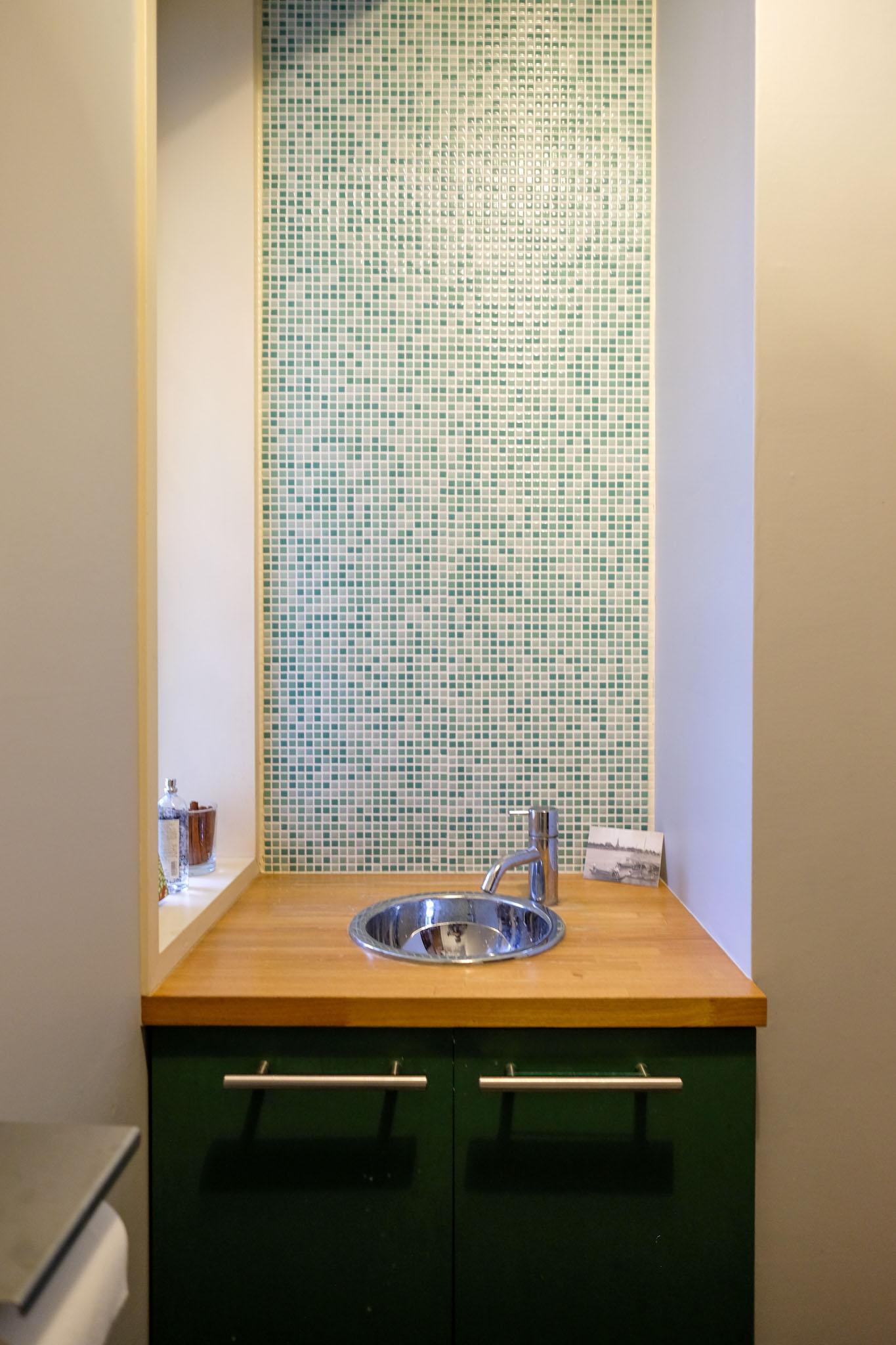 東京都世田谷区梅丘の売買物件/モザイクタイルと小さな手洗いが可愛らしいトイレの洗面