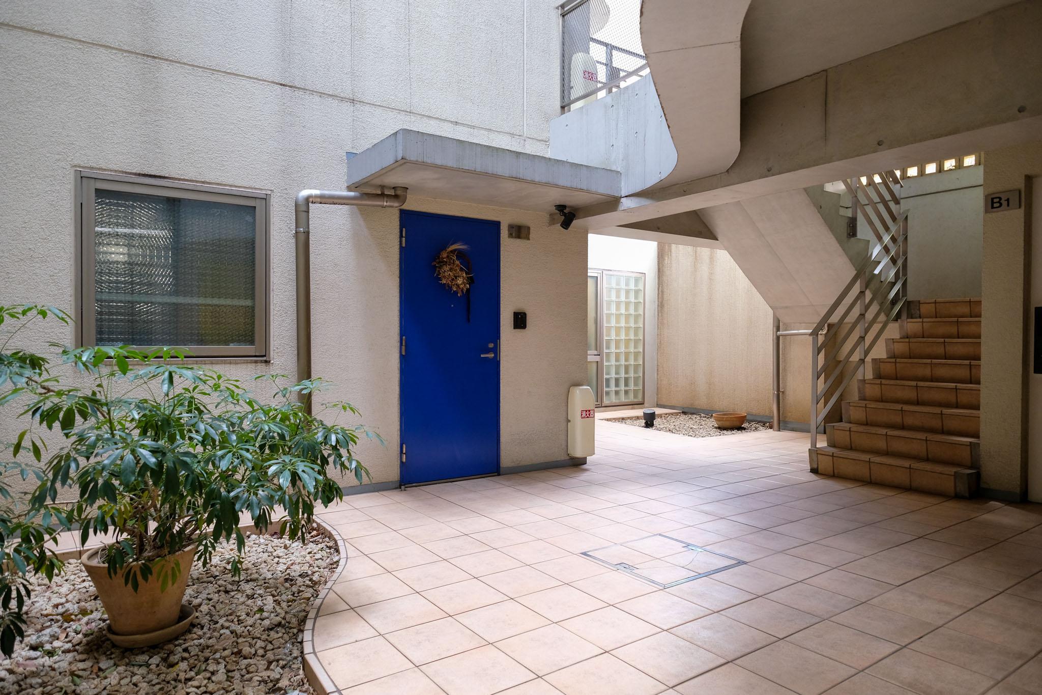 東京都世田谷区梅丘の売買物件/吹き抜けのドライエリアから光が降り注ぐ共用部。「地下は暗い」を覆す設計