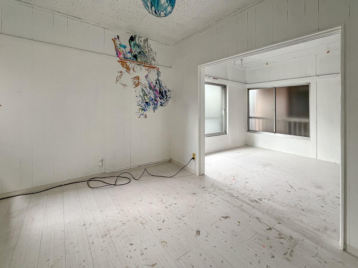 台東区根岸の賃貸物件/制作の痕跡が残る白い空間
