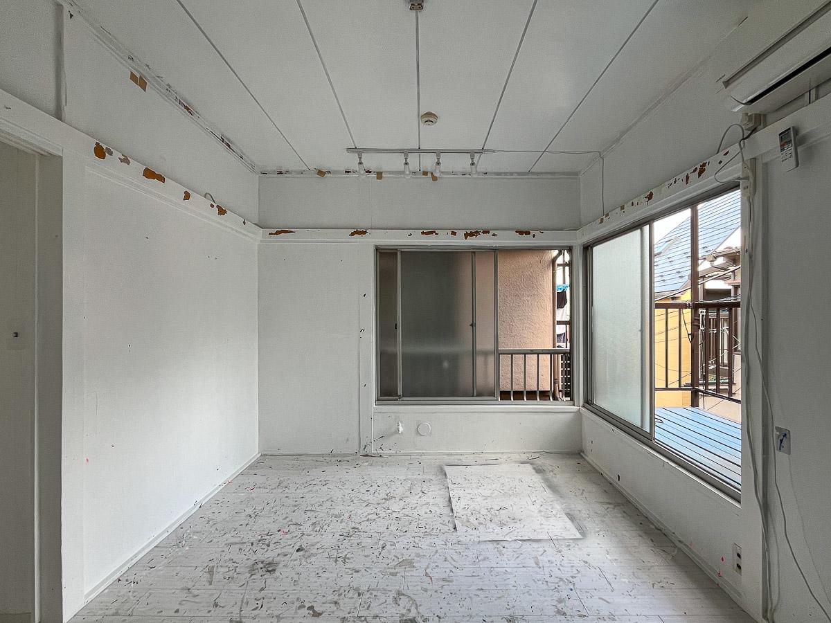 台東区根岸の賃貸物件/床は黒い画材の跡が目立ちます