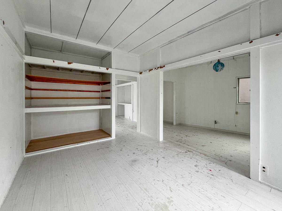 台東区根岸の賃貸物件/押入れ。襖は取り外され、棚板が設けられています。