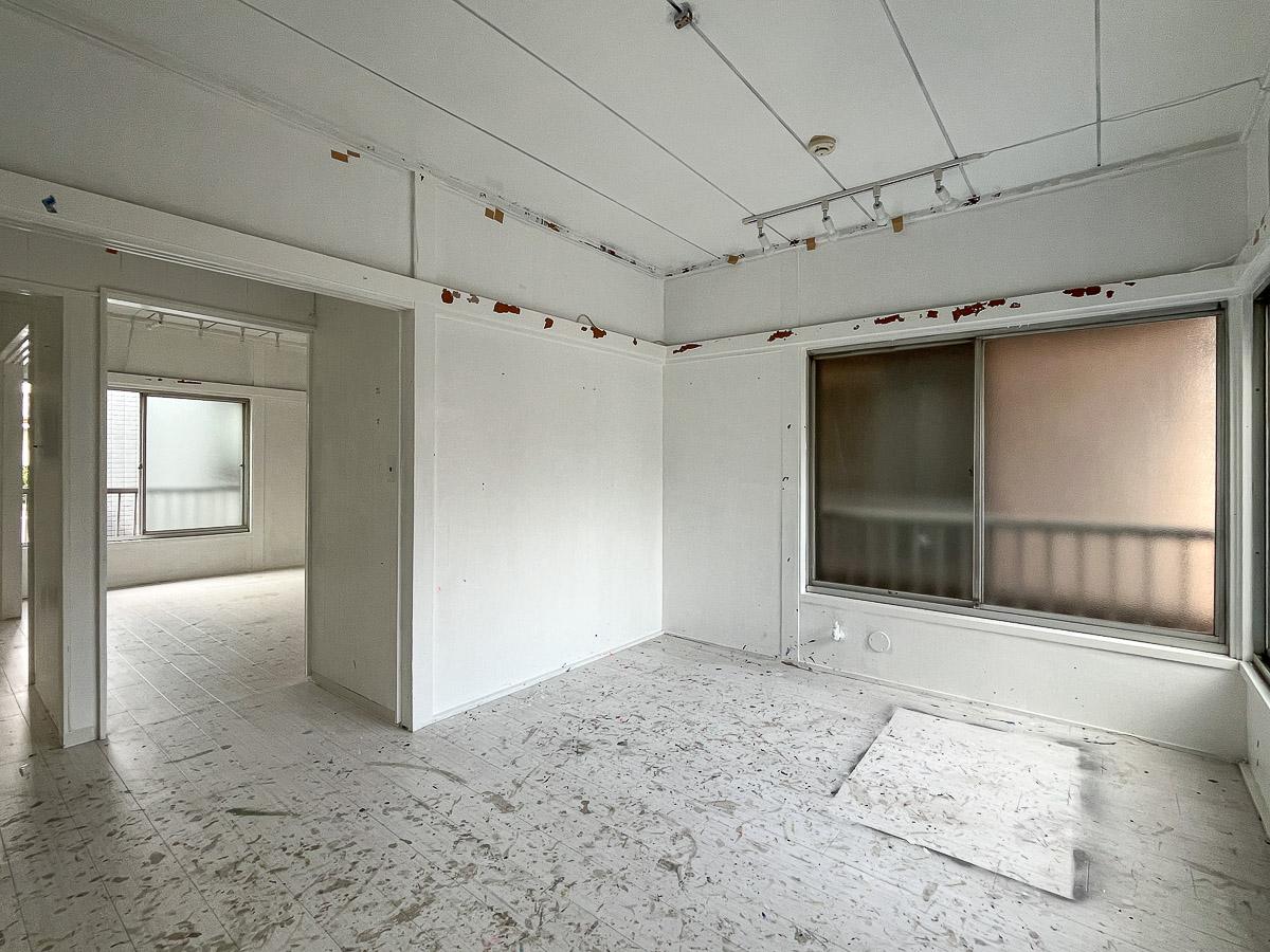 台東区根岸の賃貸物件/各部屋を仕切っていた建具は取り外され、空間がゆるやかにつながっています