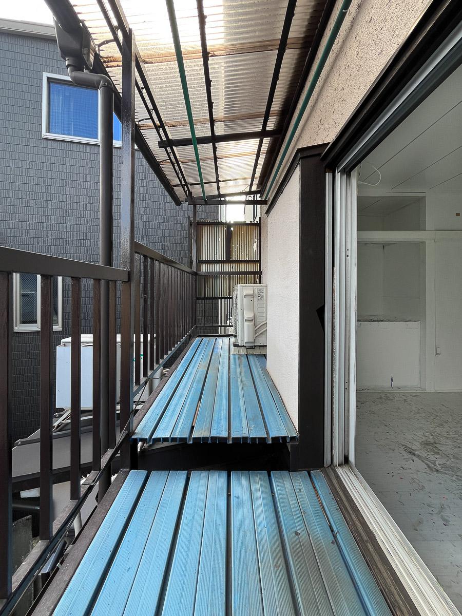 台東区根岸の賃貸物件/小さなベランダがついています