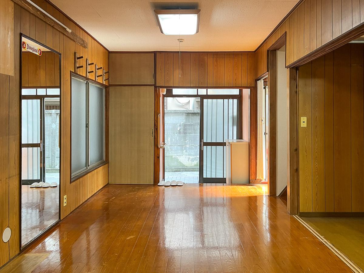 台東区根岸の賃貸物件/奥から見た室内。