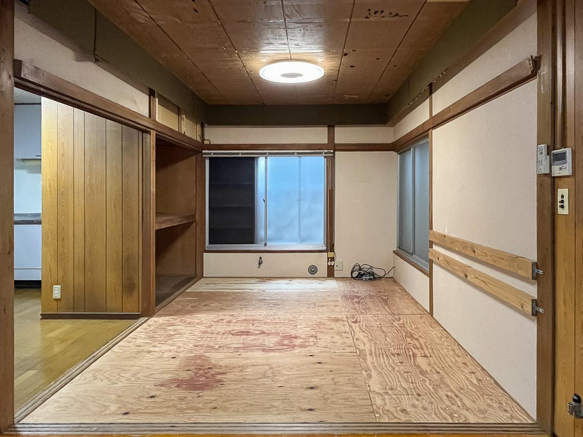台東区根岸の賃貸物件/入り口から見た室内。下地板が張られています