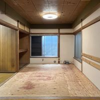 台東区根岸の賃貸物件/入り口から見た室内。下地板が張られています