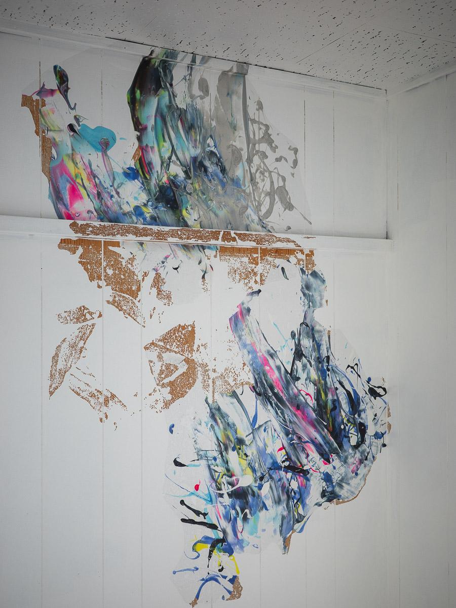 台東区根岸の賃貸物件/壁面にも制作の痕跡が荒々しく残ります