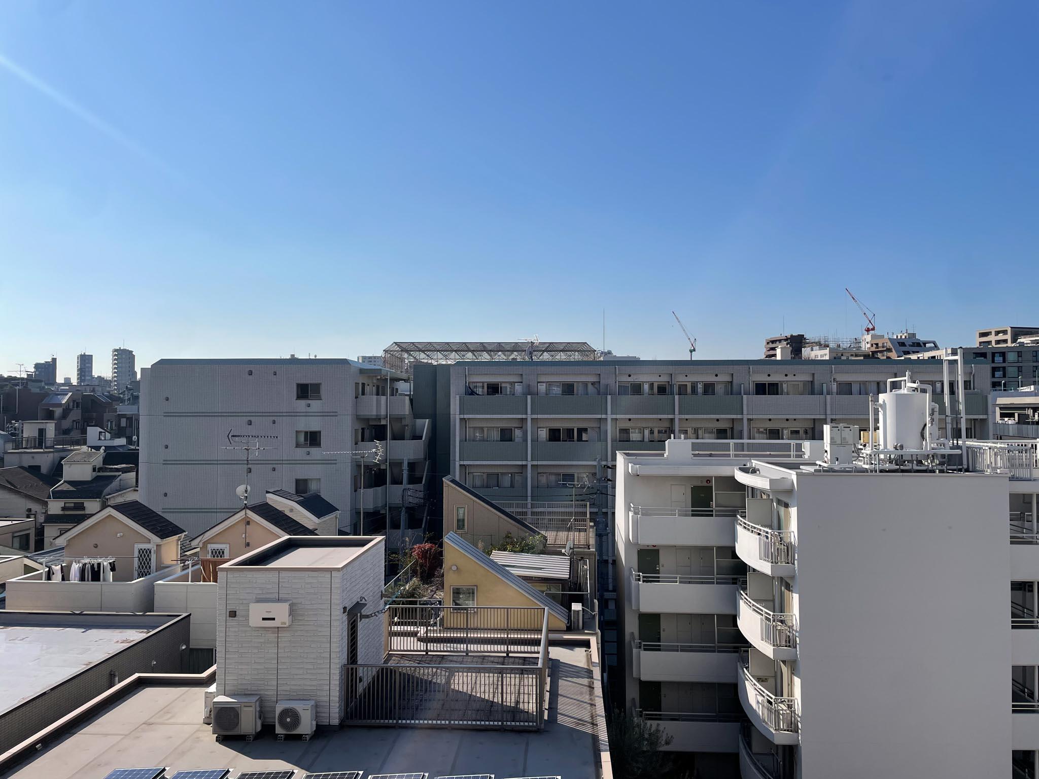 文京区千駄木の賃貸物件/窓の外には気持ちのいい青空が広がります