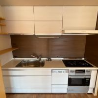 文京区千駄木の賃貸物件/3口ガスコンロにグリルとオーブン付きのキッチン